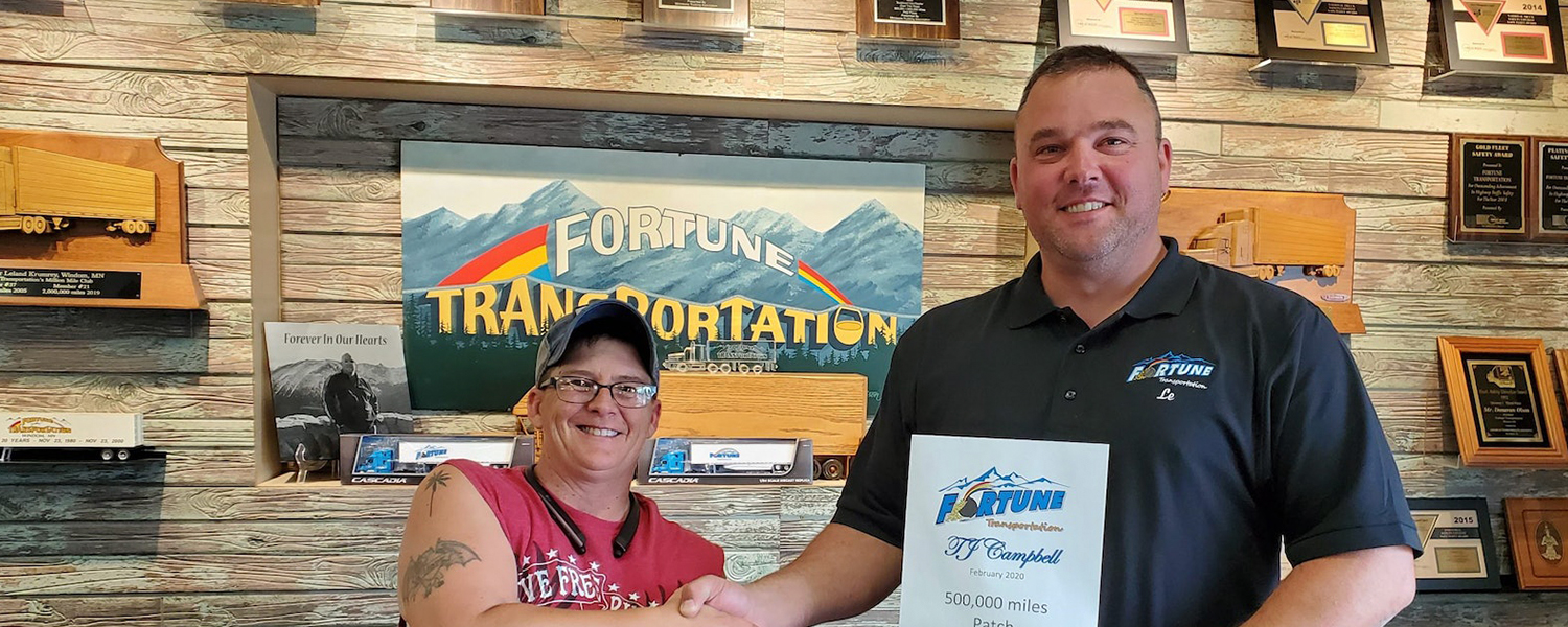 Fortune Transportation driver receiving award